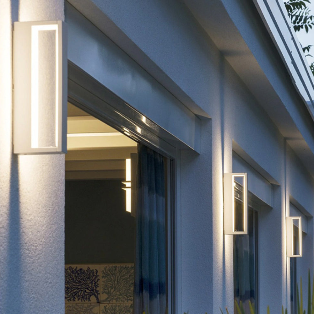 AquaLuxe | Elegantny Metalowy Kinkiet Zewnętrzny LED do Ogrodu