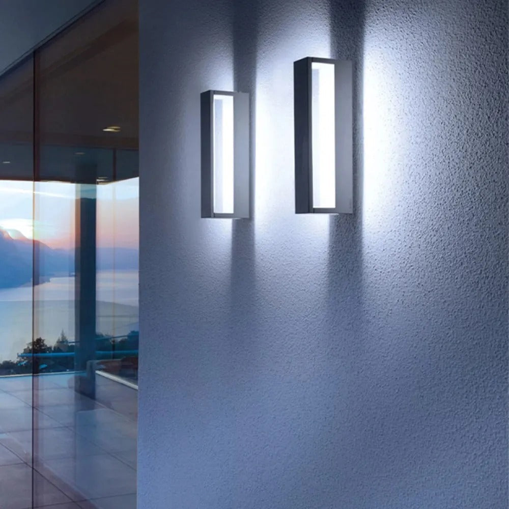 AquaLuxe | Elegantny Metalowy Kinkiet Zewnętrzny LED do Ogrodu