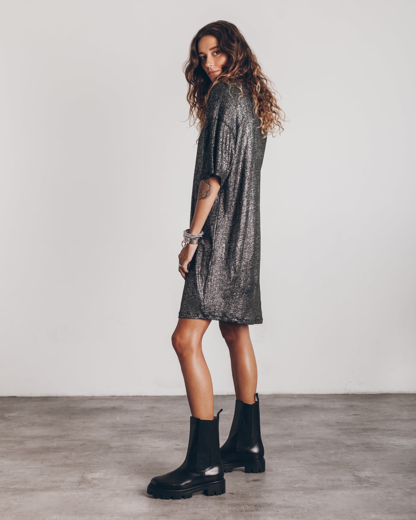 Kobieta Ciemna Lniana Sukienka Letnia | Elegancki Luźny Krój Casual