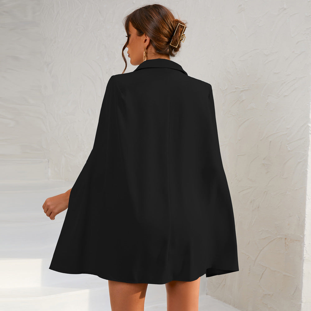 Kobieta Elegancka Mini Sukienka z Peleryną | Stylowa Kreacja na Wesele i Wieczorne Wyjścia