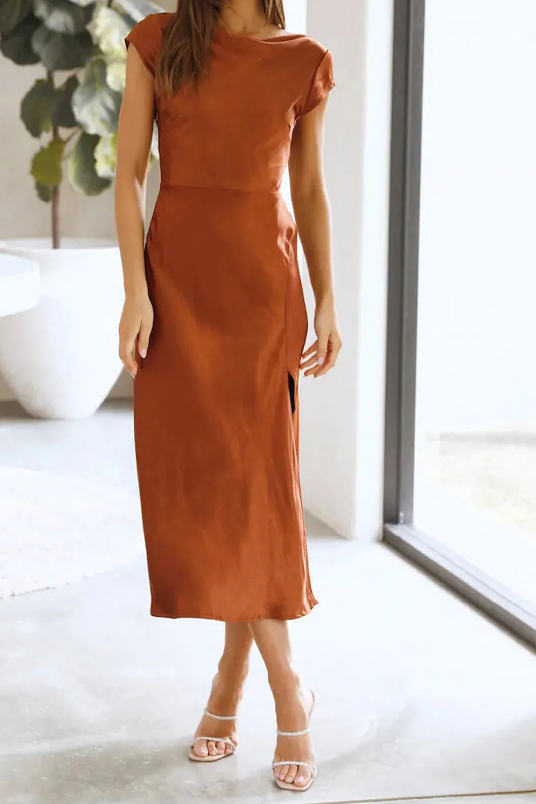 Sukienka Midi z Gładkiego Materiału | Elegancka Sukienka Koktajlowa na Wesele z Wycięciem na Plecach